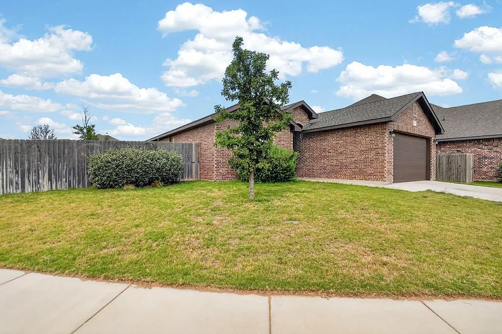 3 bed, 2.0 bath, 1800 sqft, $2,995 — Photo 2