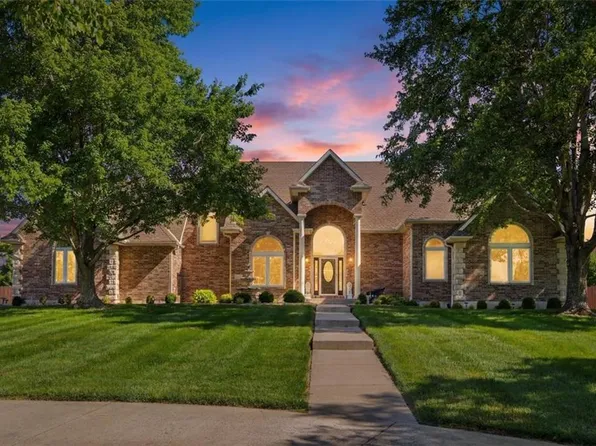15586 Cedar Ln, Basehor, KS 66007
