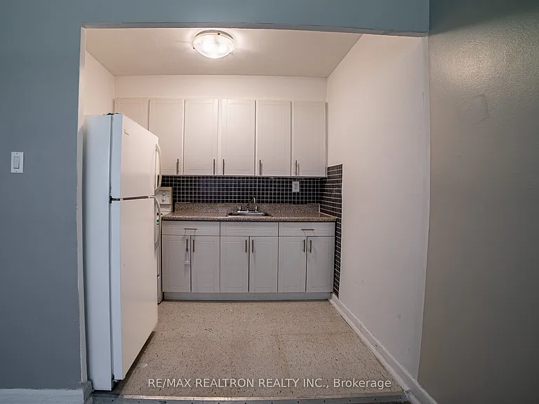 2369 Lake Shore Blvd W #111 — Photo 7