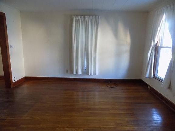 3rd image of 26 Linden St