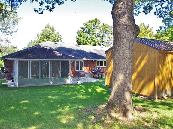 3rd image of 400 Holt Ln