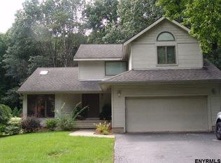 8 Kings Ct, Clifton Park, NY 12065