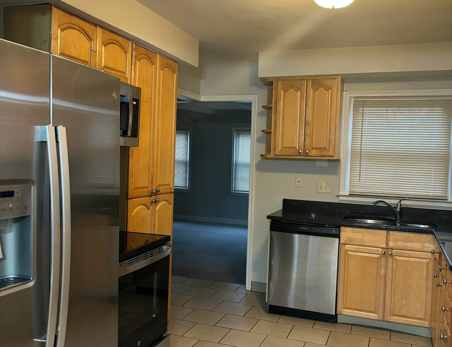 3 bed, 2.0 bath, 1281 sqft, $2,200 — Photo 2