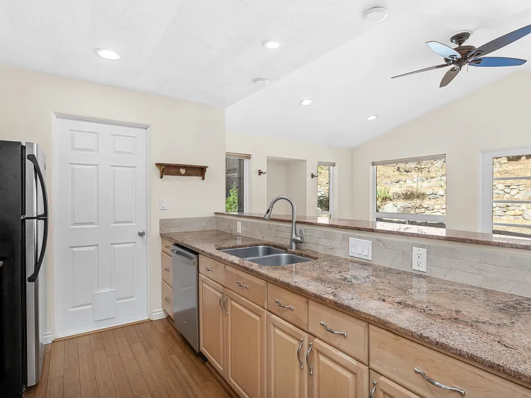 459 Herbert St — Photo 12