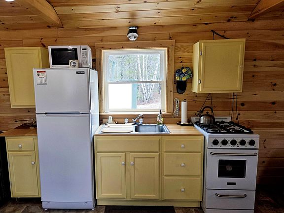 5th image of 84 Hanscom Road