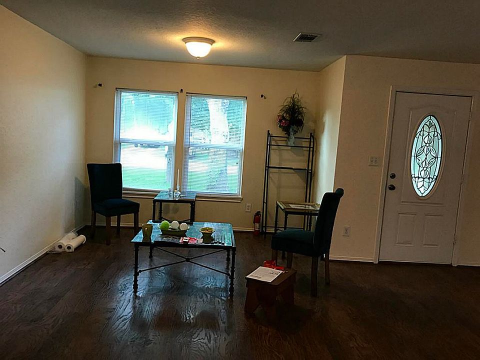 2nd image of 1003 Barbara St