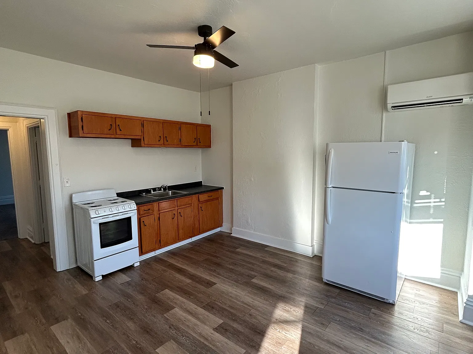 1 bed, 1.5 bath, $885 — Photo 3