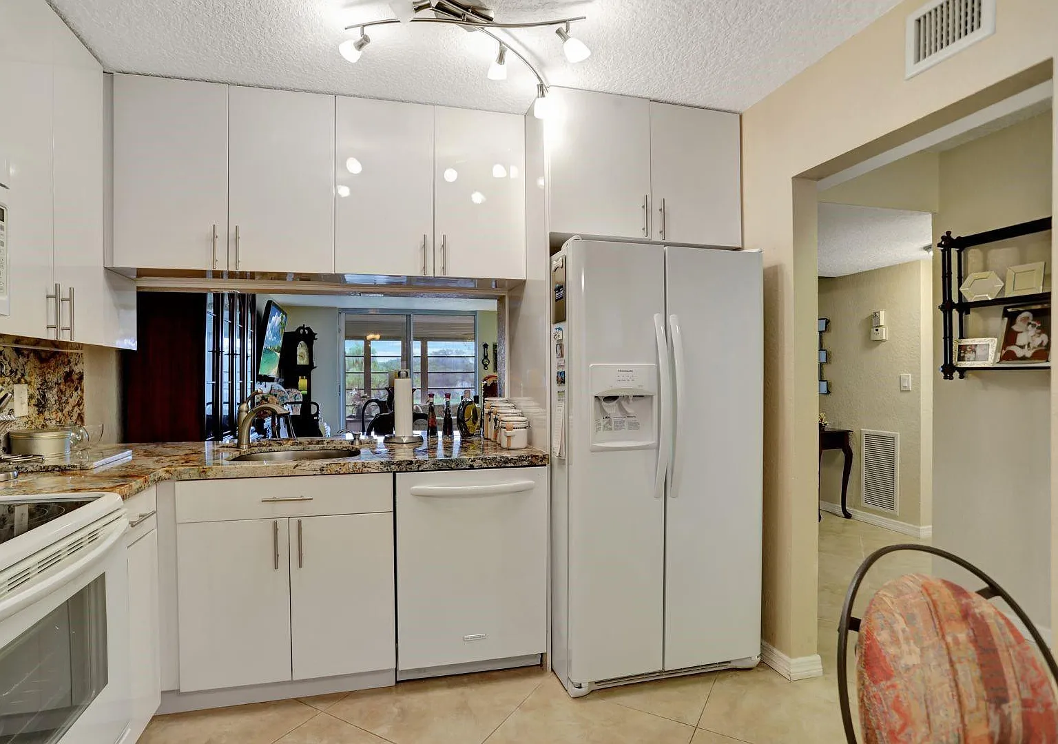 2 bed, 2.0 bath, 1100 sqft, $1,950 — Photo 4