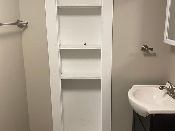 4th image of 4911 Davenport St #5