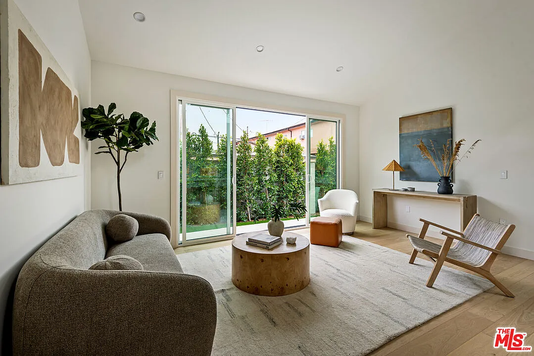 2 bed, 2.0 bath, 1054 sqft, $6,500 — Photo 4