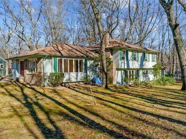 253 Varnum Dr, Warwick, RI 02818