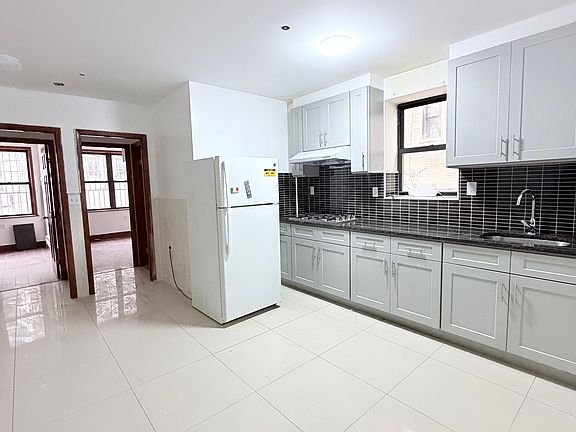 2nd image of 916 41st St #2F