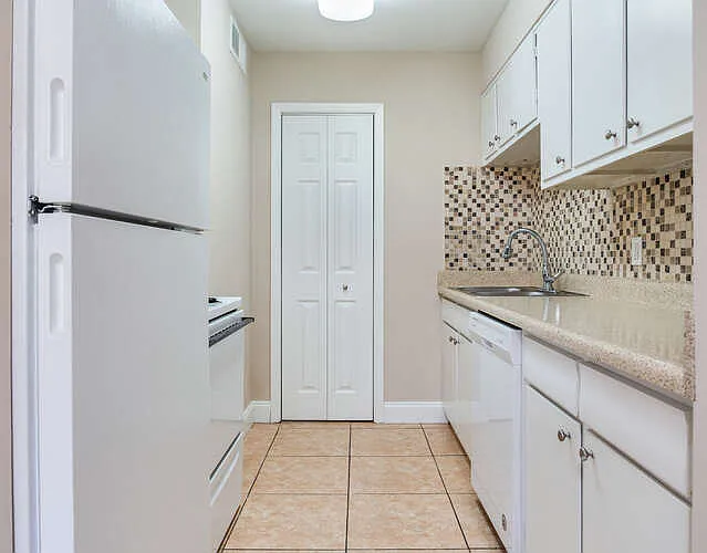 Chateau Apartments — Photo 32