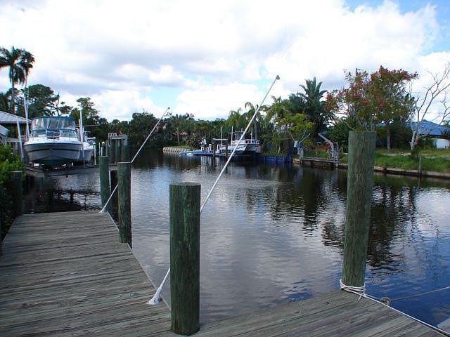 Includes a dock for up to 40' boat