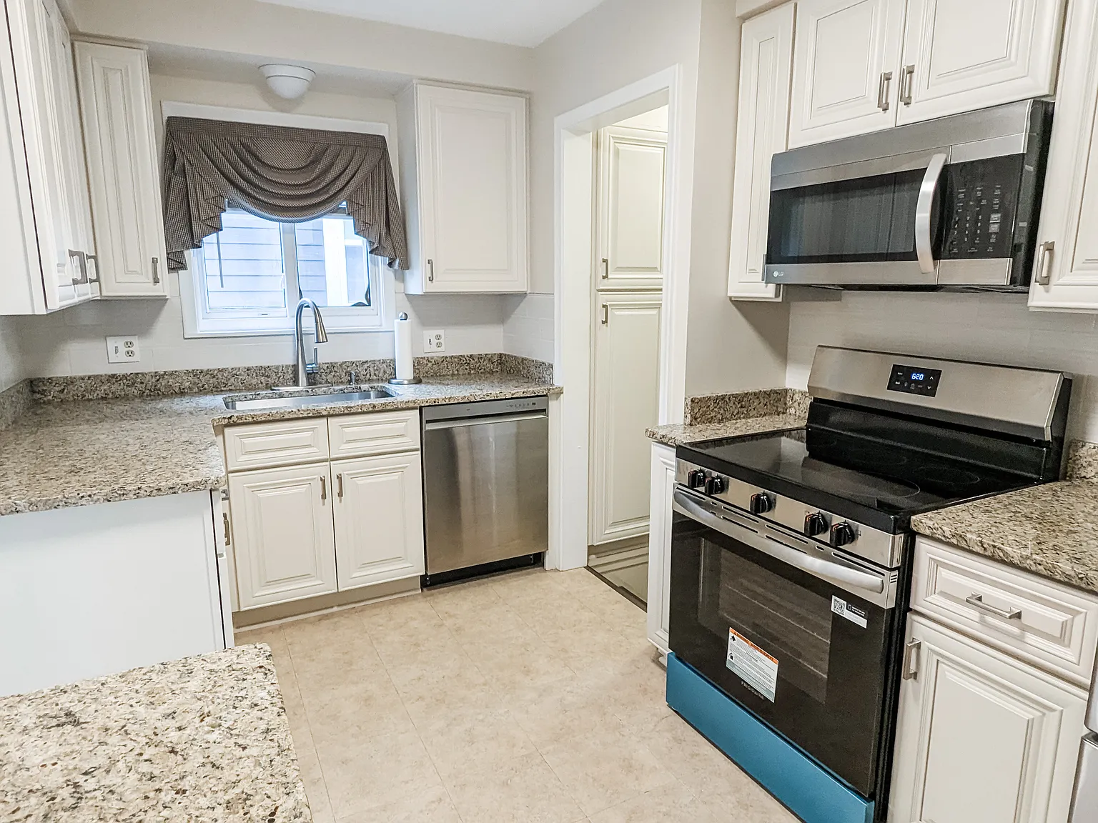 3 bed, 1069 sqft, $2,300 — Photo 2