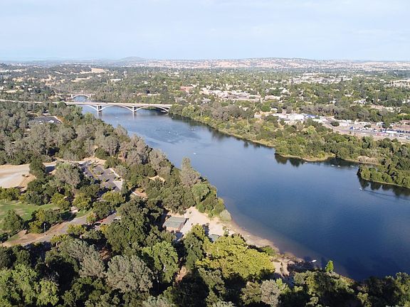 Direct access to the Lake Natoma and all the trails.