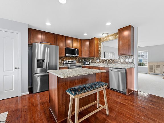 3rd image of 120 Pine Ln