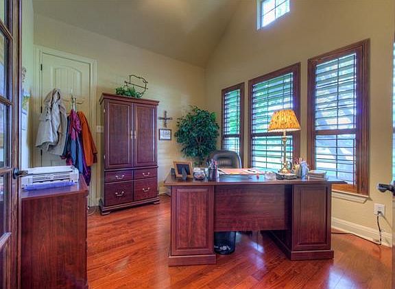 5th image of 204 Circle Oaks Dr