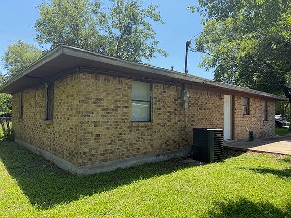 3rd image of 205 E Sabine St