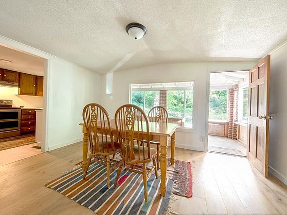 4th image of 1021 E Farrell St