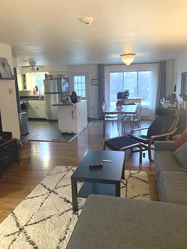 684 Southcrest Dr — Photo 2