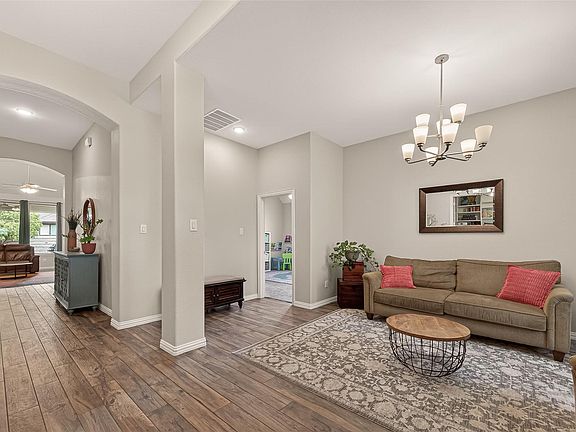 4th image of 4423 Cedar Elm Ln