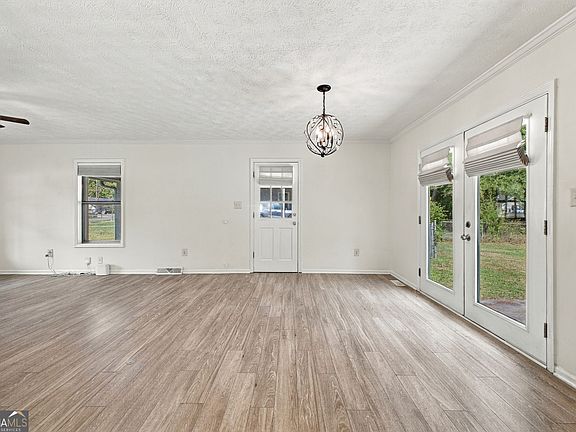 3rd image of 18 Glenda Dr SW