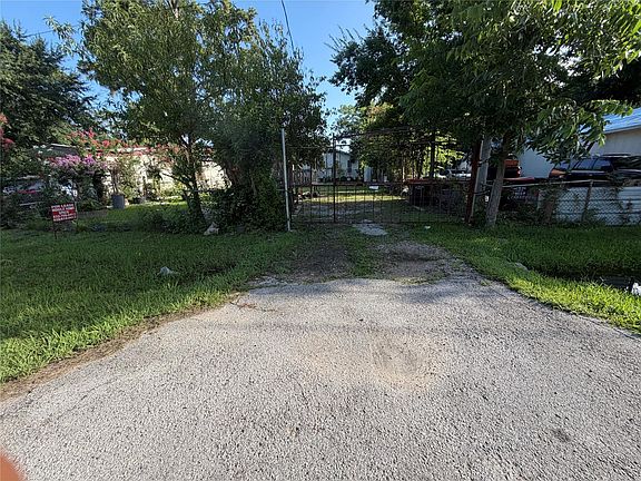 3rd image of 14005 Longview St