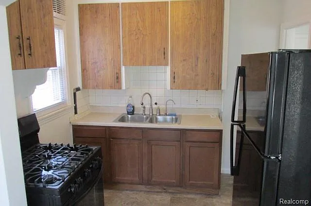 613 Riverbank St — Photo 5