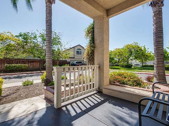 3rd image of 915 Summerhill Cir