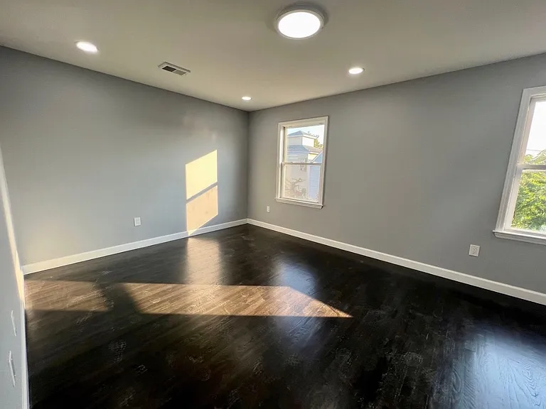 135 Oxford Ave #2 — Photo 10