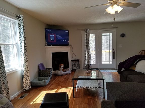 Living room -- gas fireplace