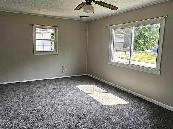 4th image of 458 Meade Ave