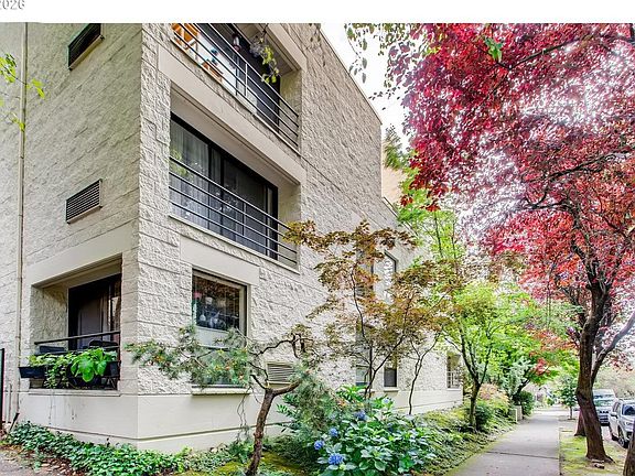 4th image of 1937 NW Hoyt St #106