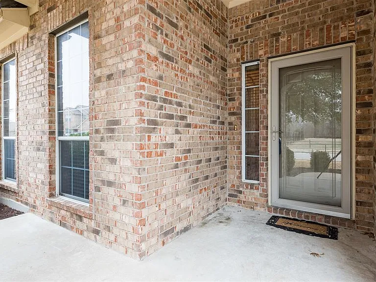 913 Brighton Pl — Photo 4
