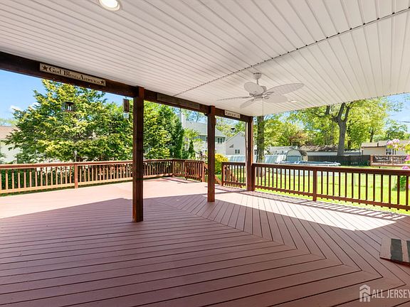 5th image of 241 Fernhead Ave