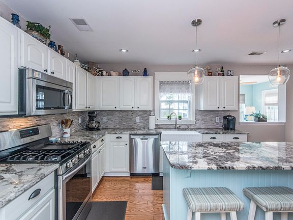 5th image of 306 Arbor Oaks Dr