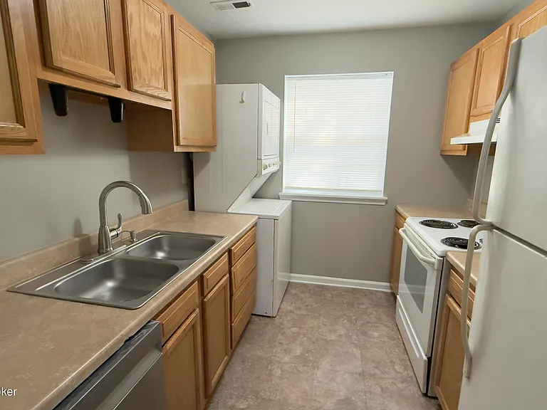 729 E Court Ave — Photo 4