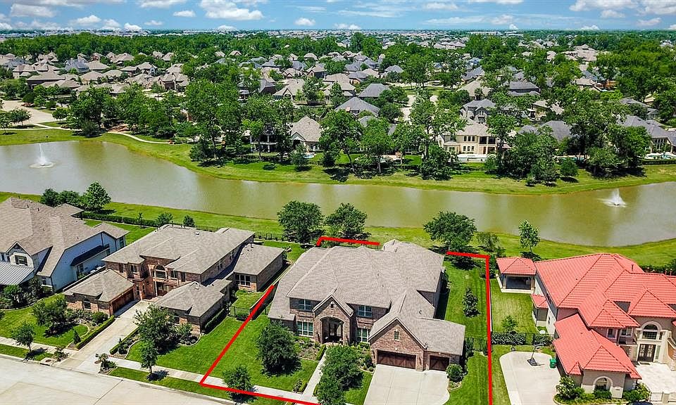 Just WOW! Look at these stunning views! You will enjoy the sunrises and sunsets from your own backyard