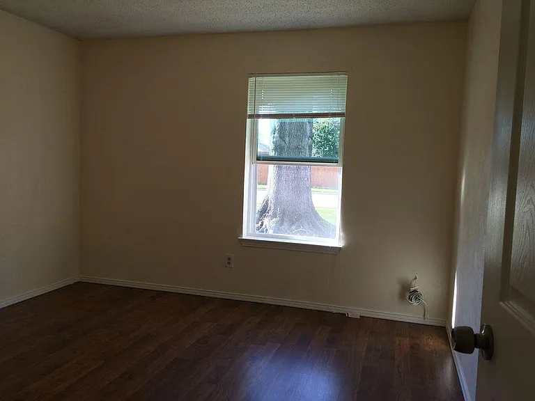 1421 Bryan Dr — Photo 12