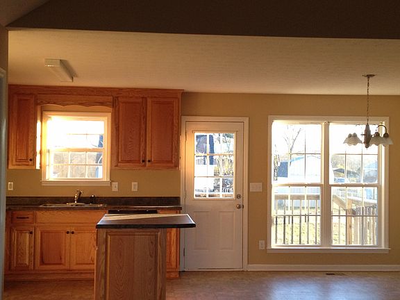 4th image of 34 Fox Wood Dr