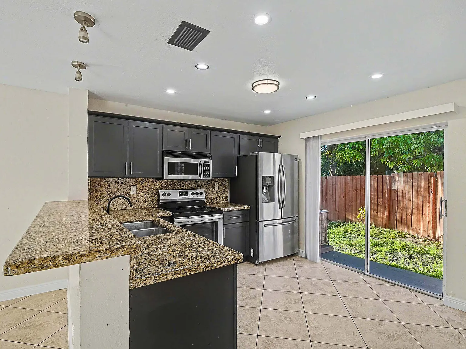 4 bed, 2.5 bath, 1655 sqft, $3,300 — Photo 2