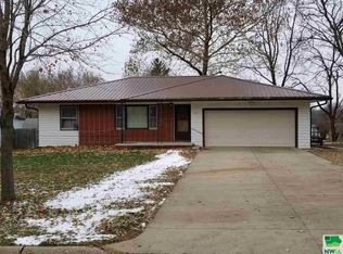 531 S 8th St, Akron, IA 51001