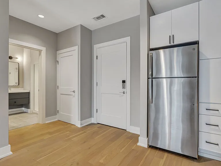 601 E 39th Street — Photo 7