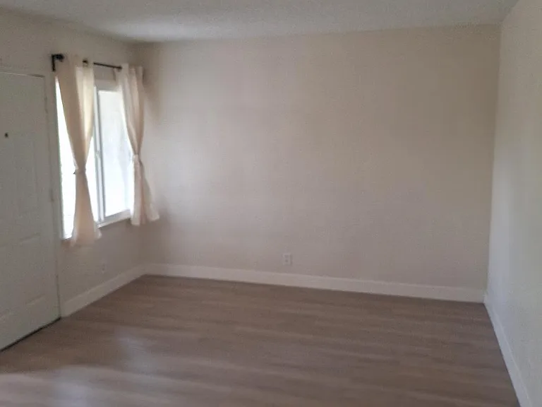 420 N Alameda Ave — Photo 3