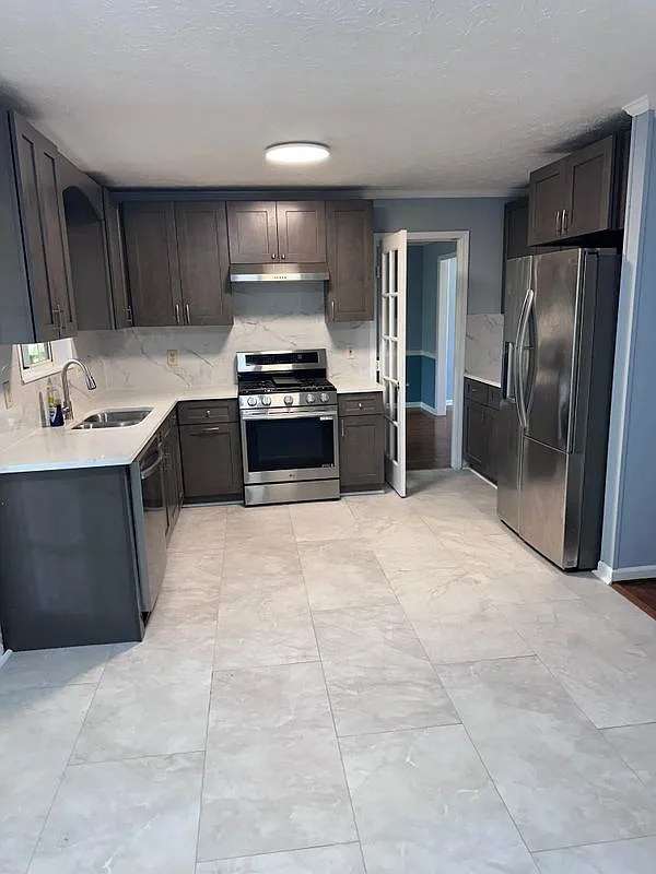 4 bed, 2.5 bath, 2600 sqft, $2,400 — Photo 1