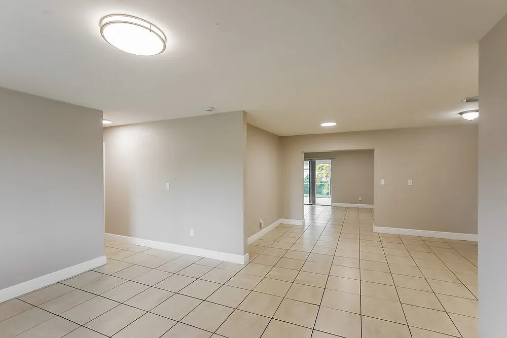 3 bed, 2.5 bath, 1910 sqft, $3,030 — Photo 4