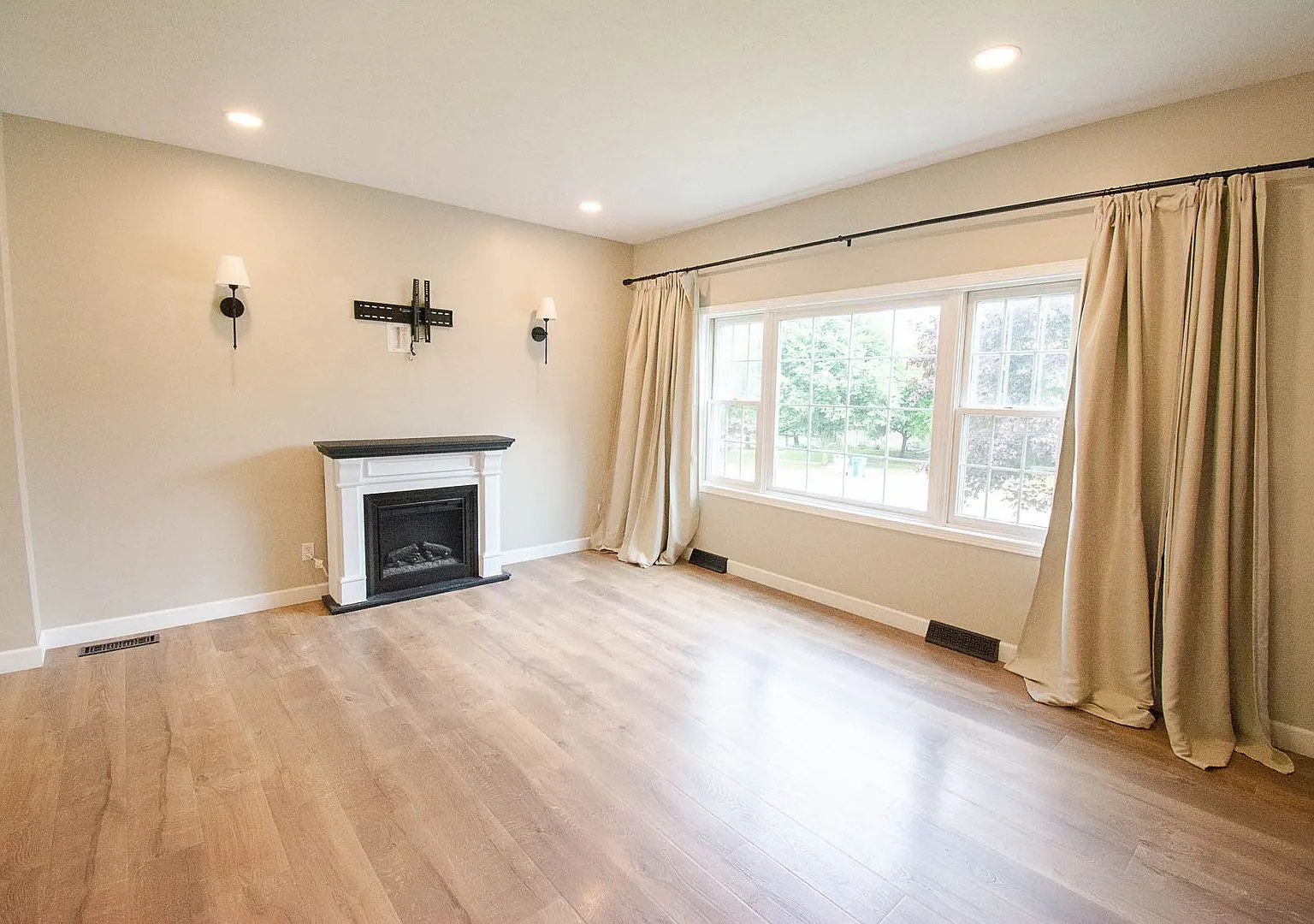 Beautifully Updated SW 4BR with Private Backyard — Photo 3