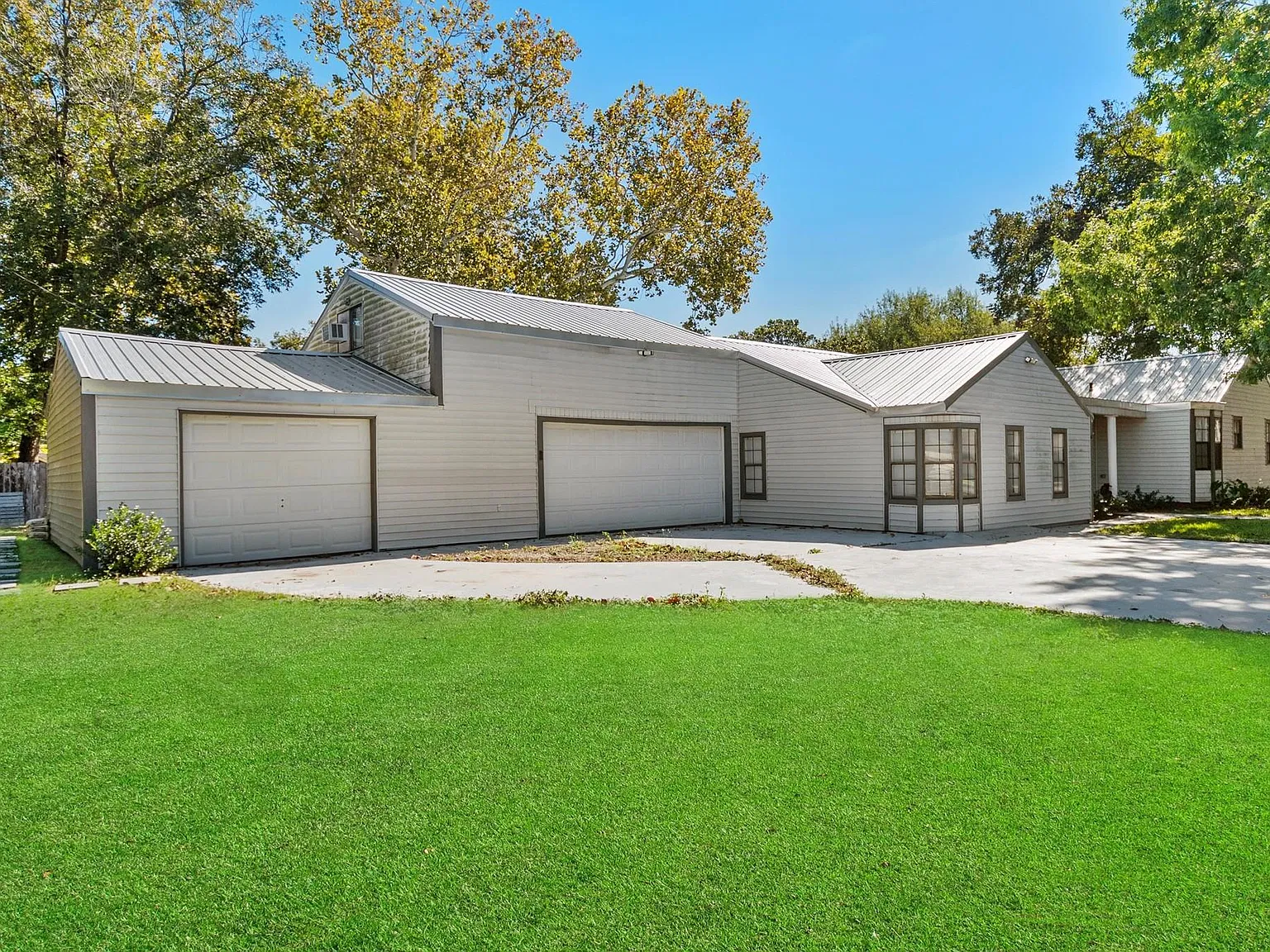 4 bed, 4.0 bath, 2490 sqft, $2,900 — Photo 2
