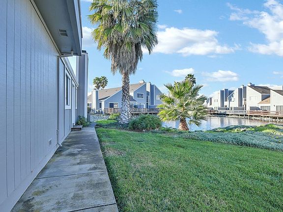 3rd image of 2033 Sand Point Rd